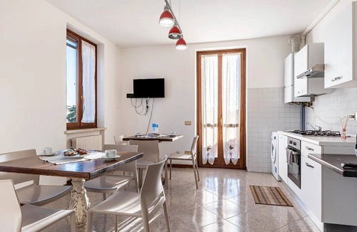 Mozzecane Apartment | Room 'Camera Tripla Con Balcone' with Shared Terrace, Wi-Fi and Air Conditioning
