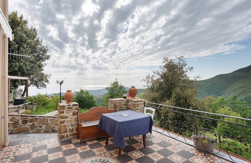 Serramezzana Apartment | Room 'Camera Vico' with Mountain View, Wi-Fi and Air Conditioning