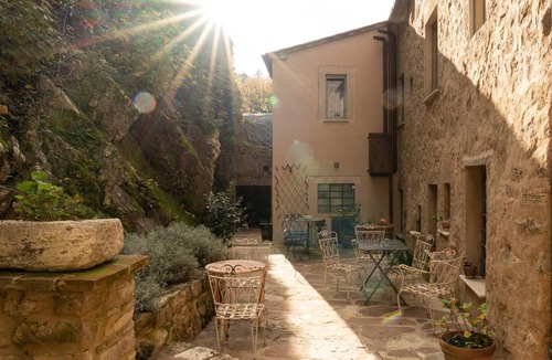 Campiglia d'Orcia Apartment | Room 'Il Castellare' with Shared Garden, Wi-Fi and Air Conditioning