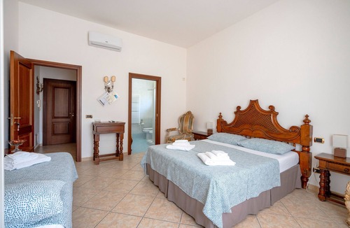 Palese Bed & Breakfast | Room 'King - Deluxe' with Shared Terrace, Wi-Fi and Air Conditioning