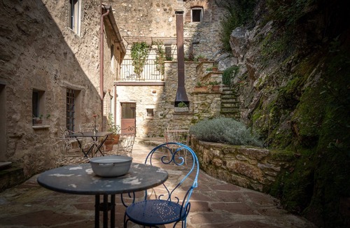 Campiglia d'Orcia Apartment | Room 'L'imbrunire - L'opificio' with Shared Garden, Wi-Fi and Air Conditioning