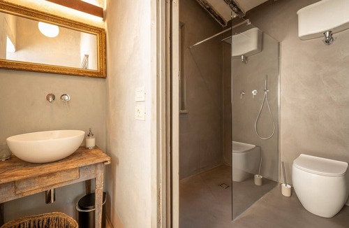 Campiglia d'Orcia Apartment | Room 'L'imbrunire - L'opificio' with Shared Garden, Wi-Fi and Air Conditioning
