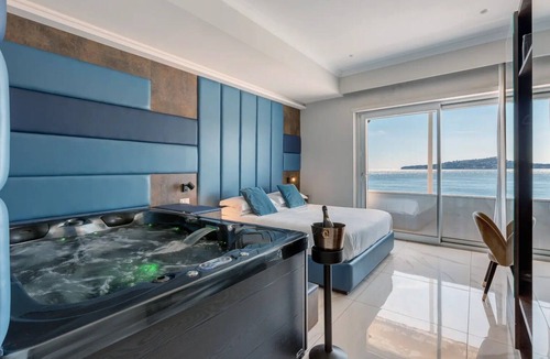 San Ferdinando Apartment | Room 'Luxury Fronte Mare Con Jacuzzi' with Balcony, Wi-Fi and Air Conditioning