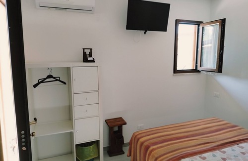 Fondi Bed & Breakfast | Room 'Numero 3' with Shared Garden and Air Conditioning