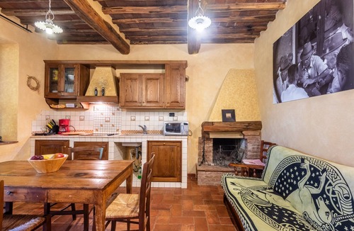 Lama Apartment | Room 'Podere Marroneto - Camera 3' with Mountain View, Shared Pool and Wi-Fi