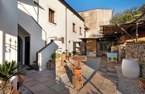 Gragnano Apartment | Room 'Positano Con Vista Montagna' with Shared Terrace, Shared Garden and Wi-Fi