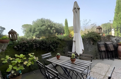 Sutri Apartment | Room 'Via Francigena' with Wi-Fi and Air Conditioning