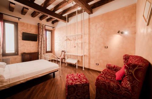 Santa Croce Apartment | Rosso Veneziano