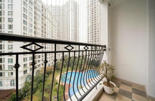 Thanh Xuan Apartment | Royal City 3BR Vintage Pool Garden View