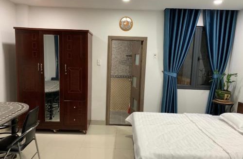 Binh Thanh Bed & Breakfast | Royal Room with front small yard