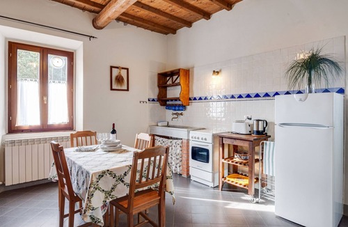 Figline e Incisa Valdarno House | Rustic Getaway in Tuscan Hills