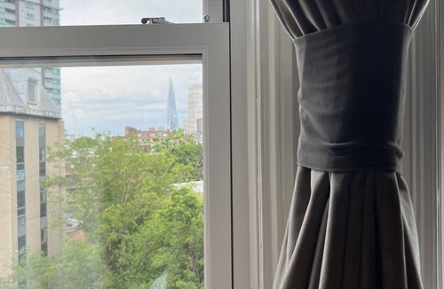 Bishop's Apartment | Sabelli House - Ensuite bedroom Top Floor City View Opposite Tube station
