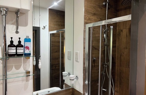 Bishop's Apartment | Sabelli House - Ensuite bedroom Top Floor City View Opposite Tube station