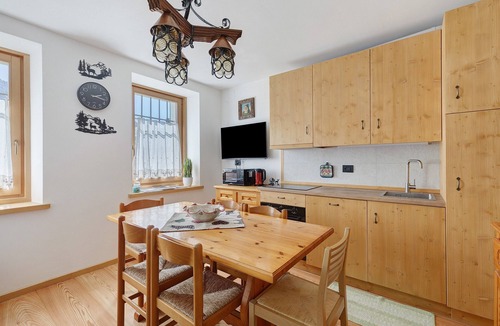 Vodo Cadore Apartment | San Lorenzo 1 Apartment in Vinigo with Mountain View, Garden, and Wi-Fi