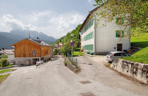 Vodo Cadore Apartment | San Lorenzo 2 in Vinigo Apartment with Mountain Views and Wi-Fi