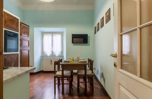 San Lorenzo Apartment | San Lorenzo Cozy and Comfortable Flat