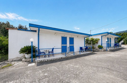 Mattinata House | San Michele - 2 - Bungalow with Sea View Window, Wi-Fi and Air Conditioning