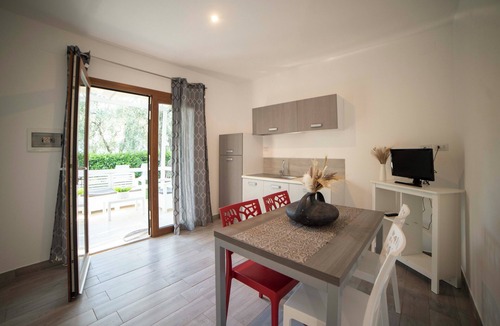 Mattinata House | "saracena" superior holiday home with swimming pool and private beach