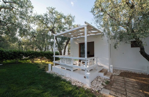 Mattinata House | "saracena" superior holiday home with swimming pool and private beach