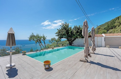 Caprioli Apartment | Scirocco Garden View Room with Wi-Fi and Air Conditioning