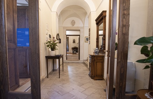 Capestrano House | Senator House - The Green Room