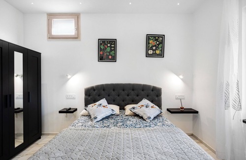 San Lazzaro House | Silvana's House Guest House with Mountain Views, Wi-Fi, and Air Conditioning