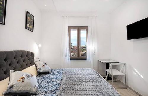 San Lazzaro House | Silvana's House Guest House with Mountain Views, Wi-Fi, and Air Conditioning
