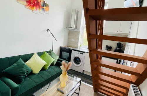 Queen's Park Apartment | Single Studio Ensuite with Shower