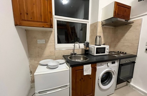 Queen's Park Apartment | Single Studio Ensuite with Shower