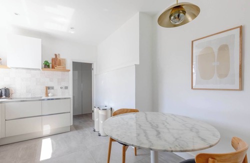 Munster Apartment | Sleek Scandi Inspired 2BDR Flat inFulham
