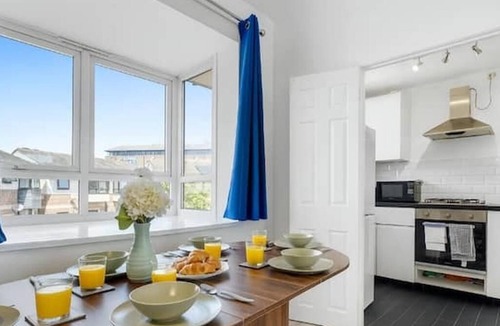 Island Gardens House | Sleeps 11 - Family and Contractor Home -Free Parking Near Canary Wharf, ExCel,O2