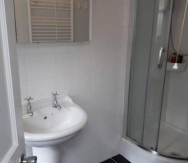 Stratford and New Town House | Small Bedroom for 3 People, Friendly Cats in Common Areas