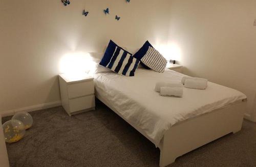Stratford and New Town House | Small Bedroom for 3 People, Friendly Cats in Common Areas