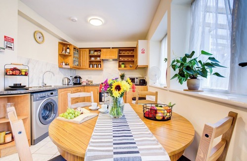 Ponders End Apartment | Smart Studio- North London - Sleeps 2 - free parking