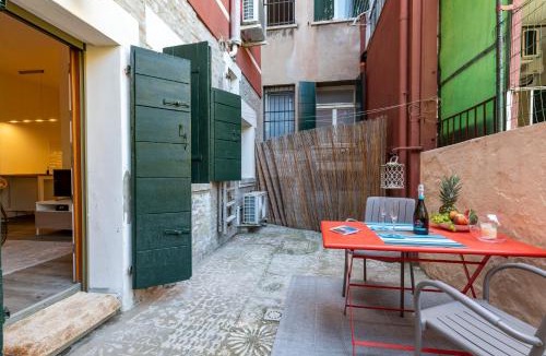 Dorsoduro Apartment | SNUG APARTMENT WITH PRIVATE COURTYARD M0270422677