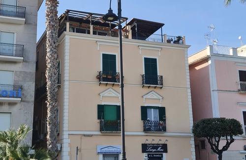 Gaeta Apartment | SoleLuna Gaeta seafront vacation home. Small pets welcome.