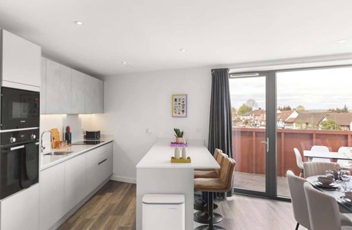 Barnhill Apartment | Spacious 2-Bedroom Apartment near Wembley – Sleeps 9