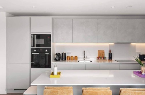 Barnhill Apartment | Spacious 2-Bedroom Apartment near Wembley – Sleeps 9