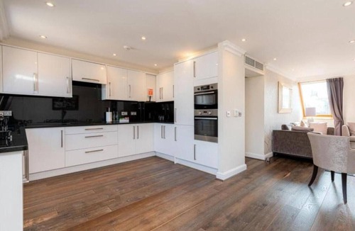 South Kensington Apartment | Spacious 3-bedroom apartment in marvelous London with AC