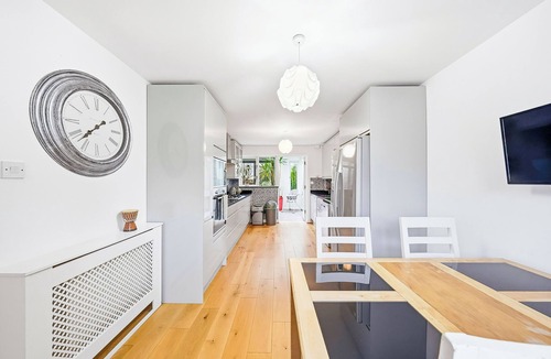 Woodberry Down Apartment | Spacious 3-Bedroom House w/Garden & Parking