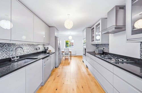 Woodberry Down Apartment | Spacious 3-Bedroom House w/Garden & Parking