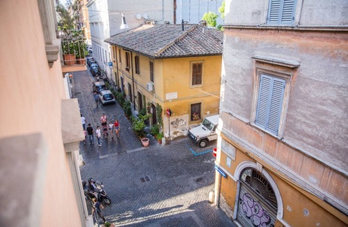 Rione XIV Borgo Apartment | Spacious 3-rooms flat with sunny Terrace at the Vatican!