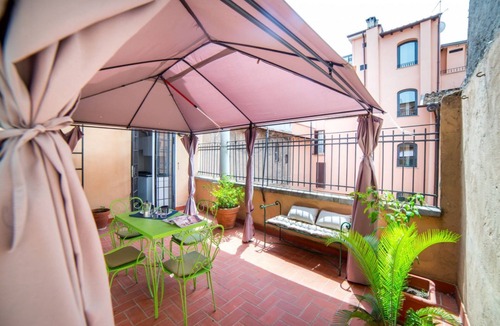 Rione XIV Borgo Apartment | Spacious 3-rooms flat with sunny Terrace at the Vatican!