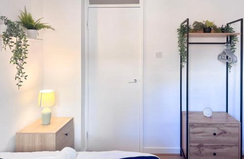 Euston Apartment | Spacious 3BR Flat Long Stays Short Walk To Euston & Camden Station