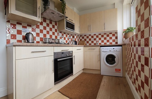 Alibon House | Spacious 4 Bed Home Free parking and Private Garden - EcuaStay