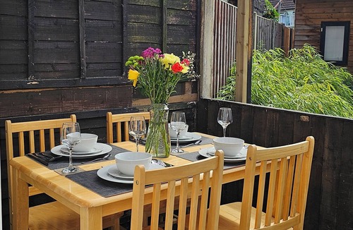Alibon House | Spacious 4 Bed Home Free parking and Private Garden - EcuaStay