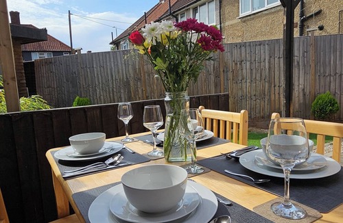 Alibon House | Spacious 4 Bed Home Free parking and Private Garden - EcuaStay