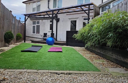 Alibon House | Spacious 4 Bed Home Free parking and Private Garden - EcuaStay