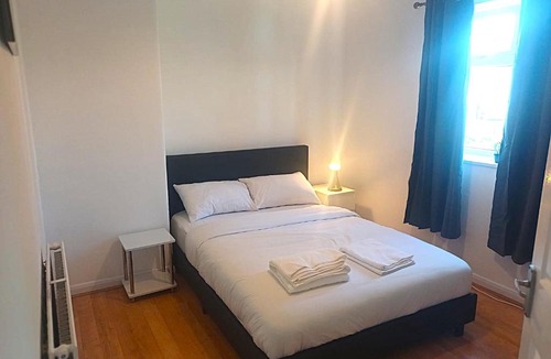 River Apartment | Spacious 4 Bedroom House in Dagenham