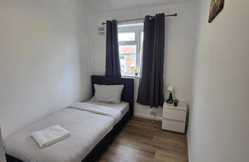 River Apartment | Spacious 4 Bedroom House in Dagenham
